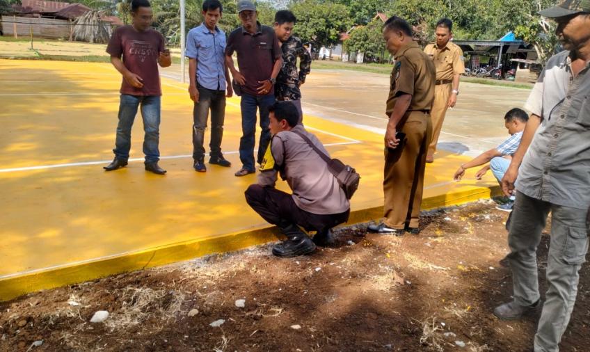 Monitoring Pembangunan Lapangan Volly, Bhabinkamtibmas Polsek Lais Turun ke Lapangan 