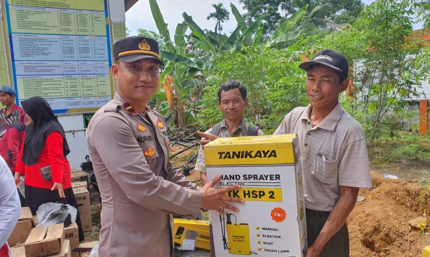 Kapolsek Giri Mulya Hadiri Kegiatan Pembagian Alat Pertanian kepada Kelompok Wanita Tani