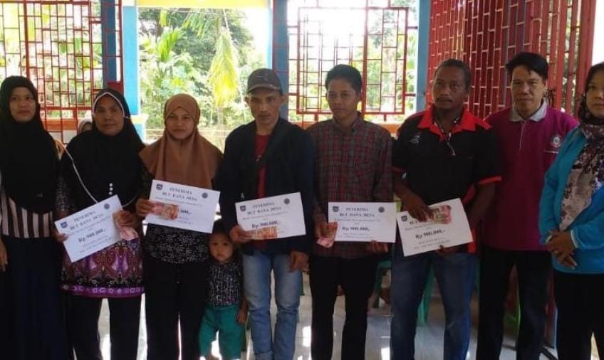 Pembagian BLT DD di Desa Suka Mulya di Awasi oleh Bhabinkamtibmas Polsek Giri Mulya