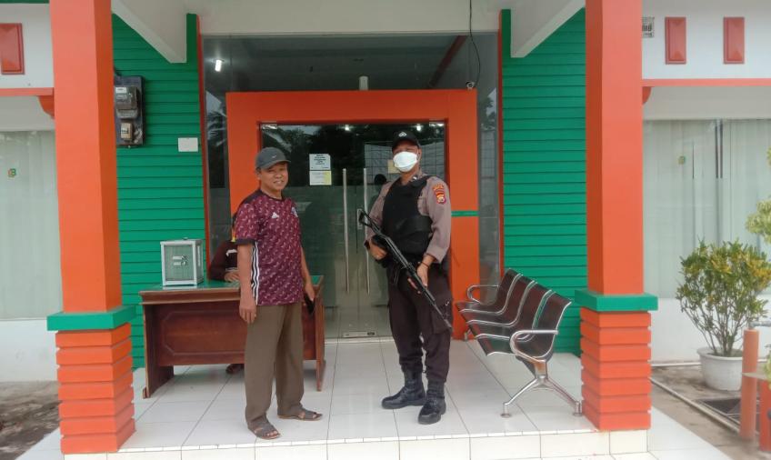 Personel Polsek Ketahun Lakukan Pengamanan Bank BPD
