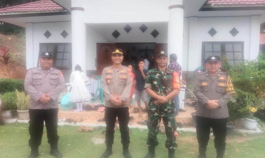 Sinergitas TNI - Polri, Melaksanakan Pengamanan Misa Malam Natal di Gereja Santo Petrus Desa Giri Mulya
