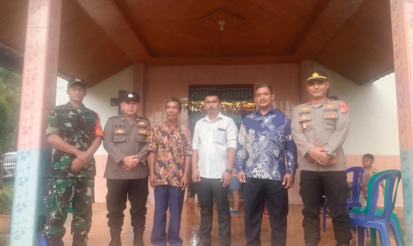 Kapolsek Giri Mulya Pimpin Pengamanan Misa Malam Natal di Gereja GKSBS Desa Giri Mulya