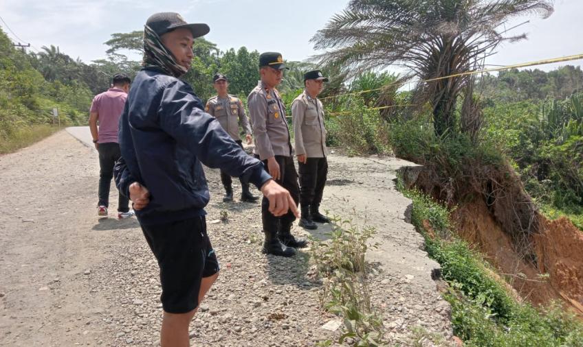 Kapolsek Batiknau Beserta Personelnya Cek Kondisi Jalan di Desa Selolong 