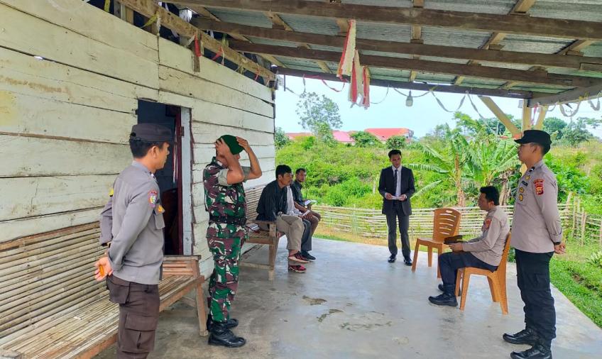 Personel Polsek Kaur Selatan Lakukan Pengamanan Perayaan Natal di Postel HKBP Pondok Pusaka 