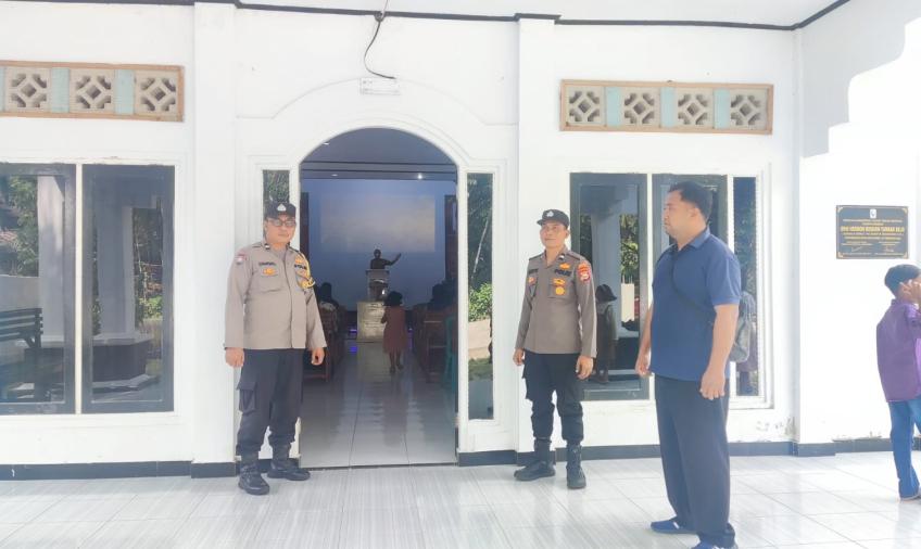 Pastikan Keamanan Gereja, Personel Polsek Padang Jaya Laksanakan Pengamanan Ibadah Natal Tahun 2023