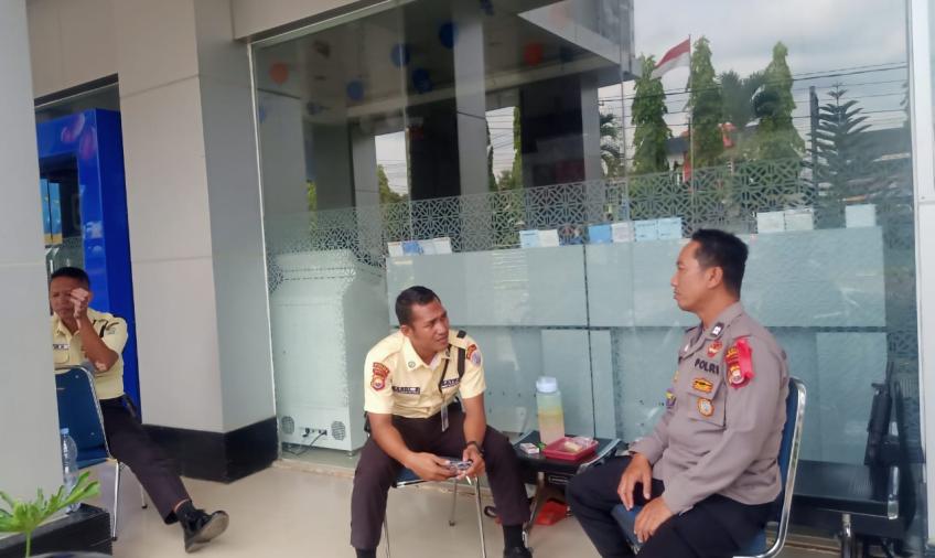 Sambang Warga di Warung Kopi, Anggota Satbinmas  Berikan Himbauan Tentang Kamtibmas Kepada Warga