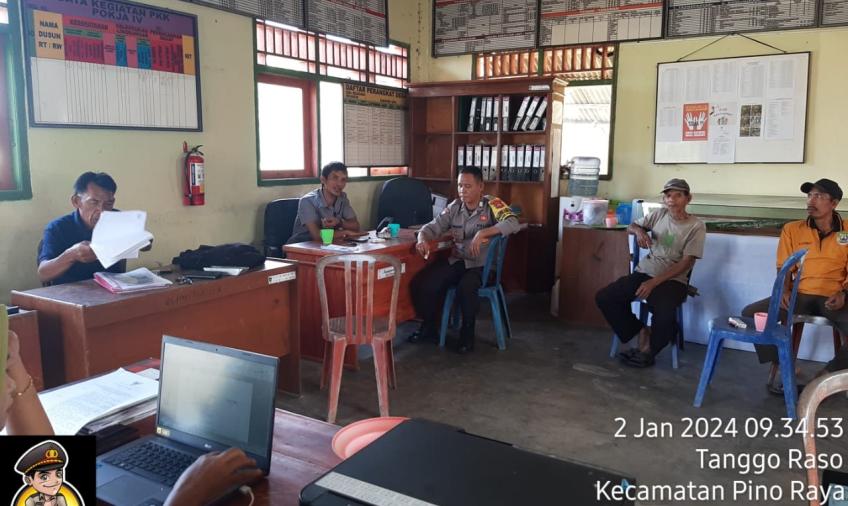 Bhabinkamtibmas Sambangi Masyarakat untuk Jaga Keamanan Bersama, pada Tahapan Kampanye Pemilu Serentak Tahun 2023 