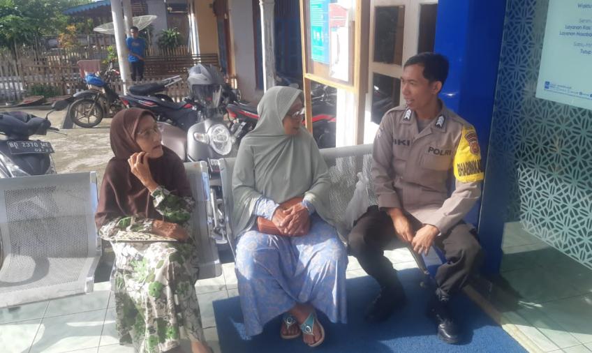 Bhabinkamtibmas Polsek Pino Sambang Desa Binaan Laksanakan Cooling System Tahapan Kampanye Pemilu 2024