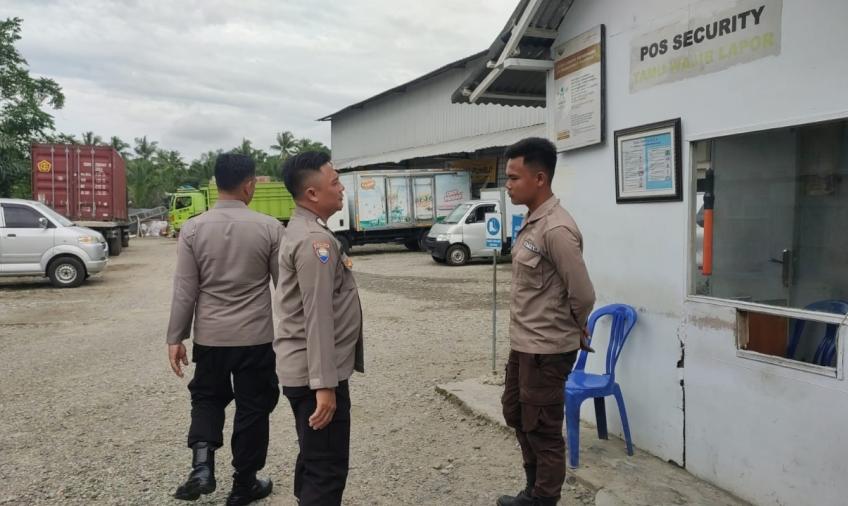 Bhabinkamtibmas Polsek Pino Sambang kepada Security  PT Wings Sampaikan Imbauan Kamtibmas