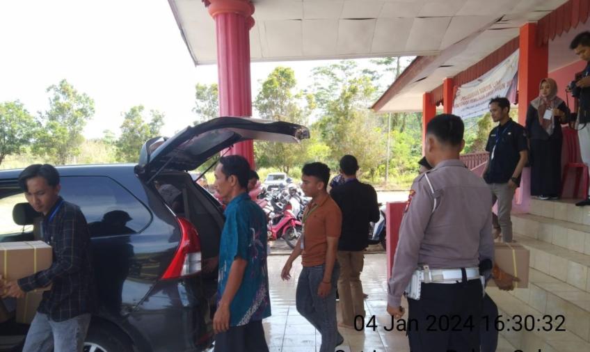 Polres Seluma Melaksanakan Pengawalan Surat Suara