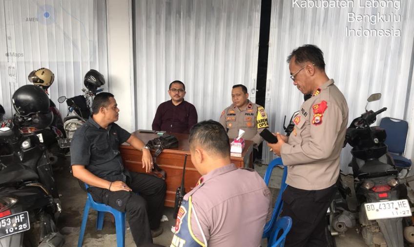 Polres Lebong Monitoring Pengesetan Logistik Kotak Suara dan Sortir Lipat Surat Suara Peserta Pemilu di KPU Lebong
