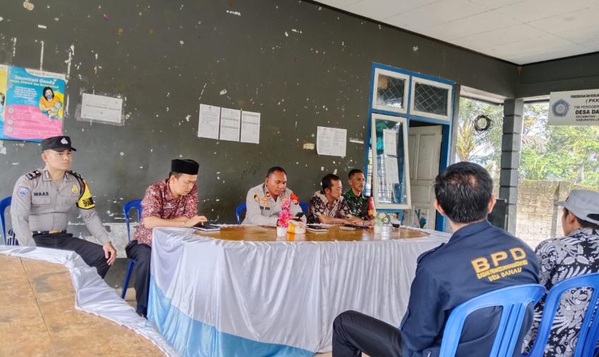 Kapolsek Lebong Atas dan Bhabinkamtibmas Hadiri Monev Kegiatan Pembangunan DD dan ADD di Desa Daneu