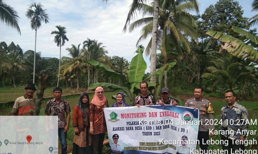 Bhabinkamtibmas Polsek Lebong Tengah Hadiri Monev Fisik Bangunan JUT di Desa Karang Anyar