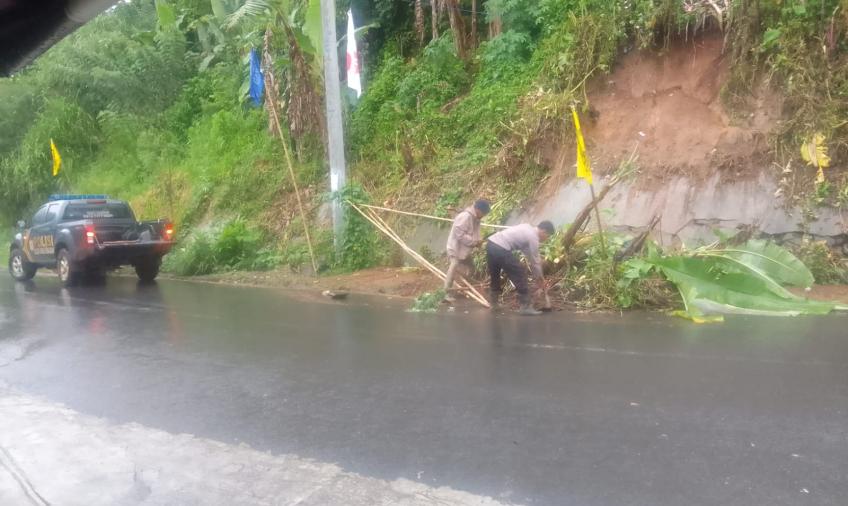 Polri Peduli, Personel Polsek Rimbo Pengadang Bersihkan Tanah Longsor di Jalan Raya
