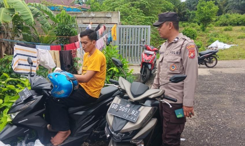 Sambangi Warga, Kasat Binmas Sampaikan Imbauan Kamtibmas Wujudkan Kamtibmas yang Kondusif Jelang Pemilu 
