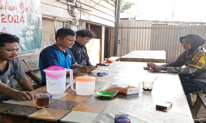 Ciptakan Sitkamtibmas Aman Jelang Pemilu, Bhabinkamtibmas Sambangi Warga Sampaikan Imbauan Kamtibmas 