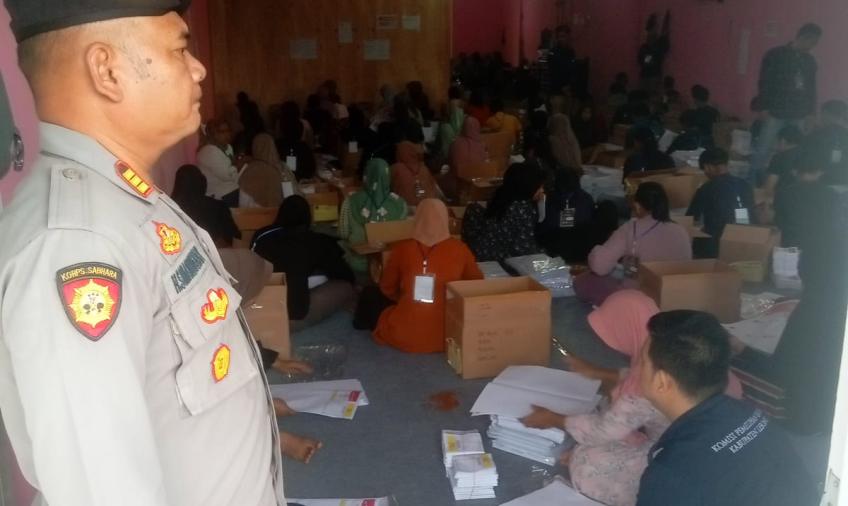Polres Lebong Laksanakan Pengamanan Pelipatan Surat Suara Peserta Pemilu 2024 di Gudang Logistik KPU Lebong