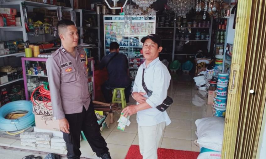Monitoring Perkembangan Stok dan Harga Sembako Serta Gas Elpiji Bhabinkamtibmas Polsek Manna Sambangi Pedagang 