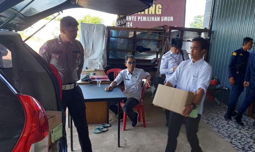 Personel Satgas Preemtif OMB Nala Polres Seluma Laksanakan Pengamanan Sortir Lipat Surat Suara Pemilu 2024