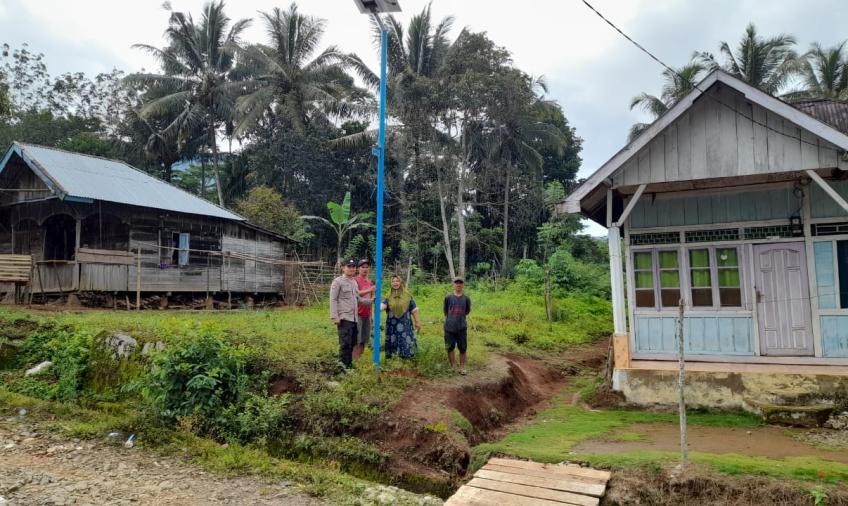 Bhabinkamtibmas Polsek Lebong Atas Monitoring Pemasangan Lanjutan Lampu Tenaga Surya di Desa Tabeak Blau I