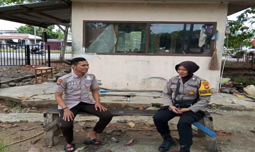 Sambangi Security di RT 05 Kelurahan Muara Dua, Bhabinkamtibmas Sampaikan Imbauan Kamtibmas Jelang Pemilu 2024