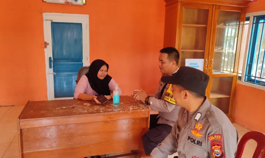 Untuk Menciptakan Kamtibmas Kondusif Jelang Pemilu 2024, Bhabinkamtibmas Polsek Manna Sambangi Perangkat Desa  