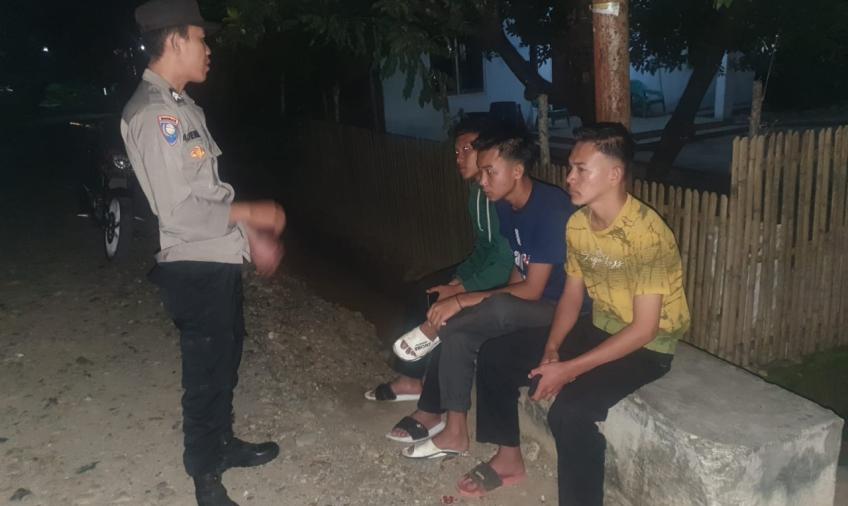 Cegah Gangguan Kriminalitas, Personel Polsek Semidang Alas Gelar Patroli Sambangi Anak Muda yang Sedang Berkumpul 