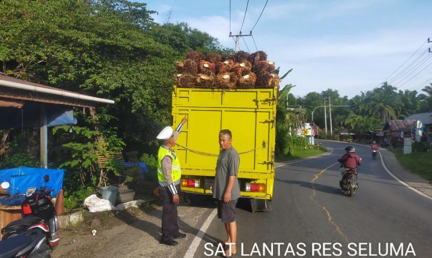 Unit Kamsel Sat Lantas Polres Seluma Gelar Patroli, Ingatakan Truk Tidak Bermuatan Melebihi Kapasitas
