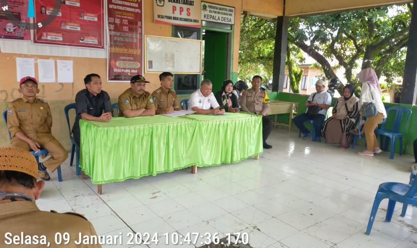 Berikan Pendampingan, Bhabinkamtibmas Polsek Lebong Utara Hadiri Monev di Desa Pyang Mbik