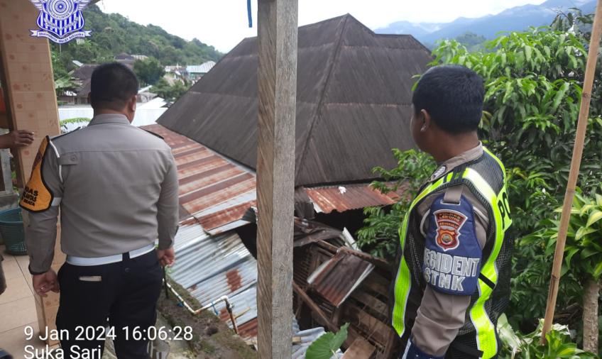 Lakalantas Tunggal, Sepeda Motor Tabrak Atap Rumah Warga di Lebong