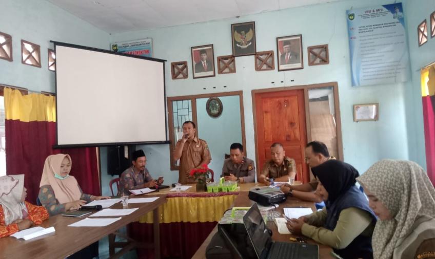 Kapolsek Pino dan Bhabinkamtibmas MUSDESus Penetapan Calon Penerima BLT dan Ketahanan Pangan 