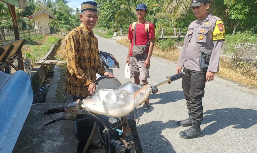Sambangi Warga Desa Muara Danau, Bhabinkamtibmas Ajak Warga Wujudkan Sitkamtibmas yang Kondusif Jelang Pemilu