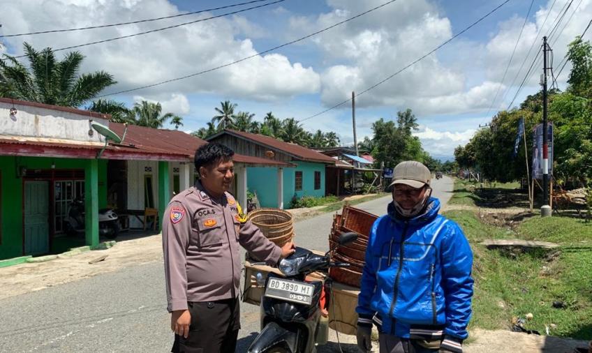 Sambang Dialogis, Bhabinkamtibmas Ingatkan Warga yang Mengendarai Motor Memakai Helm SNI