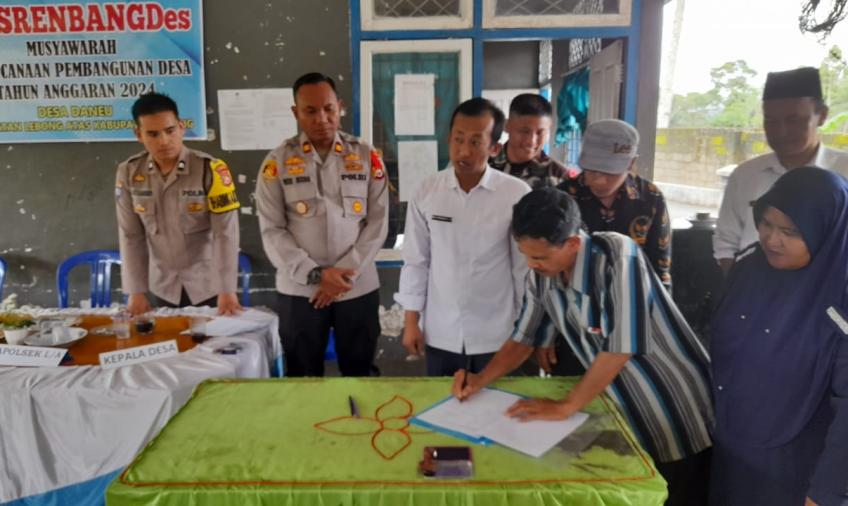 Kapolsek Lebong Atas Hadiri Musrenbangdes di Desa  Daneu