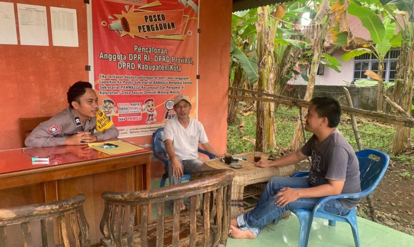 Sambangi Masyarakat Untuk Jaga Keamanan Bersama pada Tahapan Kampanye Bhabinkamtibmas Berikan Edukasi 