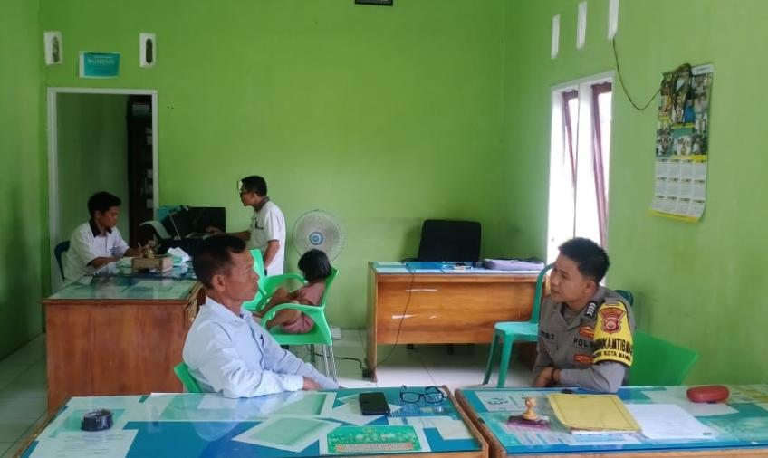 Bhabinkamtibmas Sambangi Perangkat Desa Padang Berangin Untuk Mewujudkan Kamtibmas yang Kondusif Jelang Pemilu
