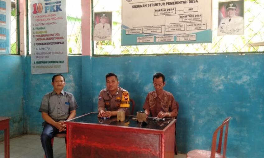 Kanit Binmas dan Bhabinkamtibmas Polsek Semidang Alas Sambang DDS bersama Perangkat Desa Nanti Agung 