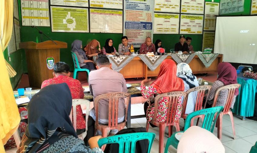 Bhabinkamtibmas Polsek Sukaraja Hadiri Rapat Musyawarah Rencana Pembangunan Desa Air Periukan 