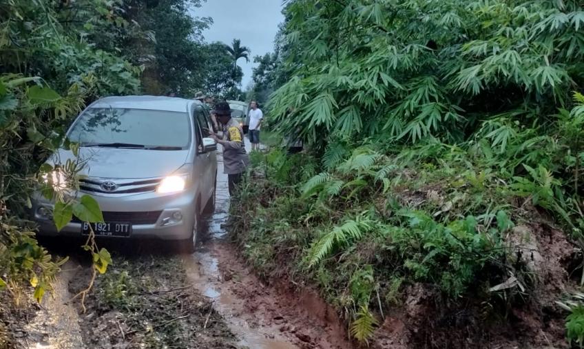 Polisi, TNI dan Warga Bersihkan 2 Titik Lokasi Longsor di Lebong