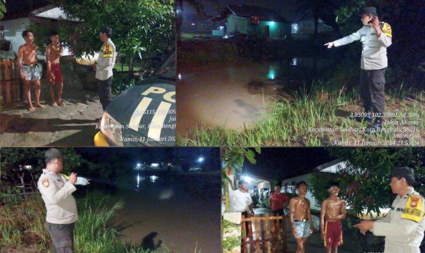 Patroli di Pemukiman Penduduk yang Rawan Banjir, Polsek Selebar Ingakan Waspada Banjir di Musim Hujan 