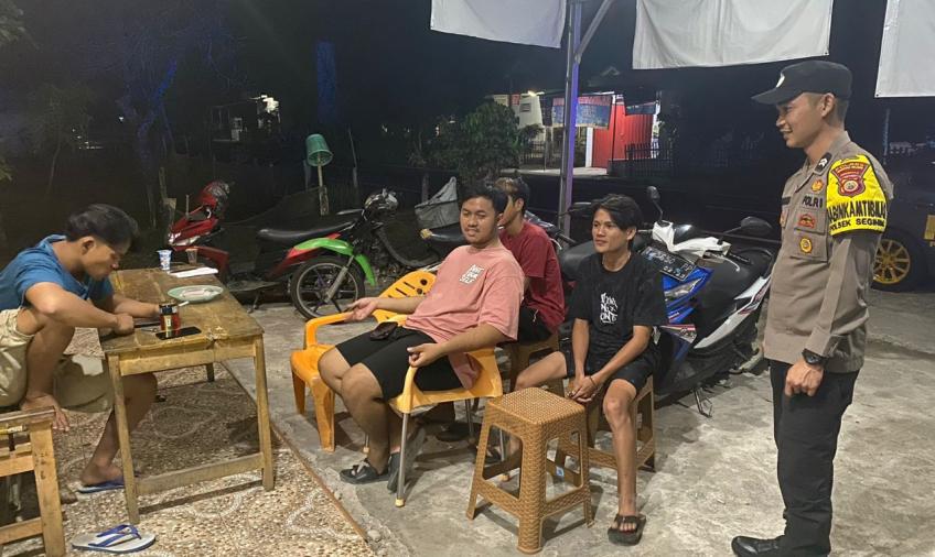 Bhabinkamtibmas Polsek Seginim Sambangi Masyarakat Untuk Jaga Keamanan Bersama pada Tahapan Kampanye Pemilu 
