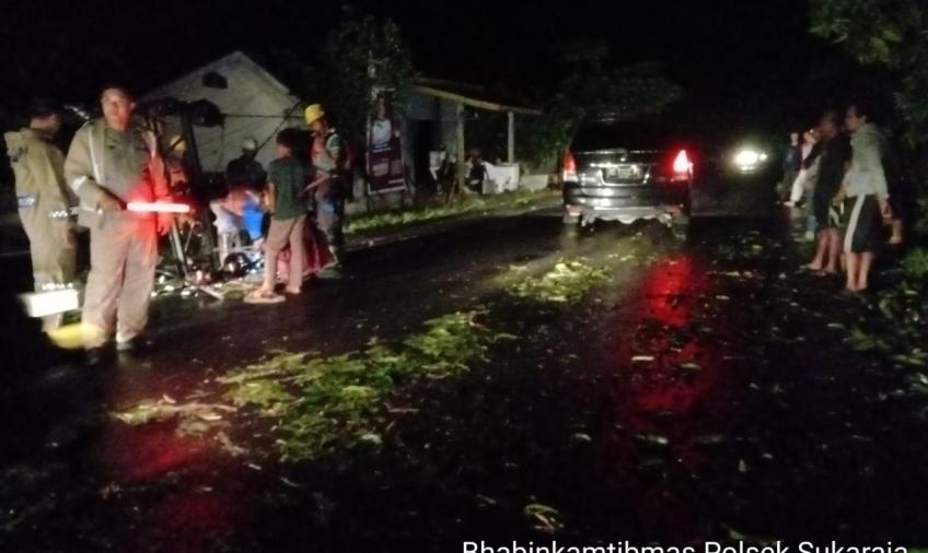 Tiang Listrik Roboh dan Mengganggu Badan Jalan, Personel Polsek Sukaraja Lakukan Pengaturan Lalin