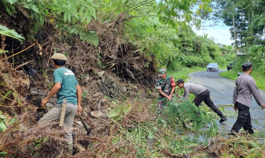Kapolsek Rimbo Pengadang Pimpin Pembersihan Material Longsor di Desa Talang Ratu