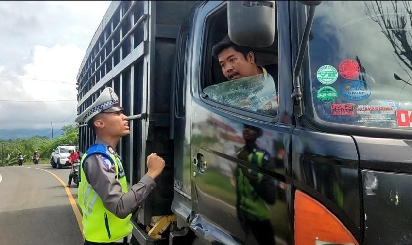 Jalan Pegunungan Ambles, Sat Lantas Polres Kepahiang Beri Imbauan dan Larangan Bagi Kendaraan R6 ke Atas Untuk Melintas 