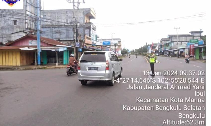 Pelayanan Prima, Personel Polres Bengkulu Selatan Gelar Pengaturan Arus Lalu Lintas 