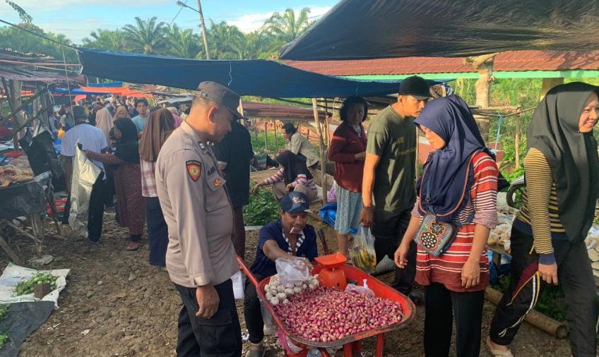 Patroli Dialogis, Polsek Seluma Sambangi Pengunjung dan Penjual di Pasar Sembayat 