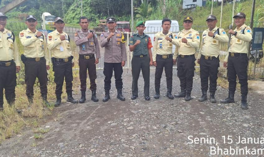 Lebong - Bhabinkamtibmas Polsek Lebong Utara Polres Lebong Polda Bengkulu, Bripka Vivin Junianto, melakukan kunjungan/sambang ke PT Mega Hydro Energy (MHE) di Desa Tunggang Kecamatan Lebong Utara, Kabupaten Lebong, Senin (15/1/2024).  Kapolres Lebong Polda Bengkulu AKBP Awilzan melalui Kapolsek Lebong Utara Iptu M Subkhan menyampaikan, dalam kegiatan sambangnya tersebut, Bhabinkamtibmas mengimbau kepada petugas Security agar bekerja sesuai Tupoksi dan perannya dalam menjaga keamanan lingkungan perusahaan, d