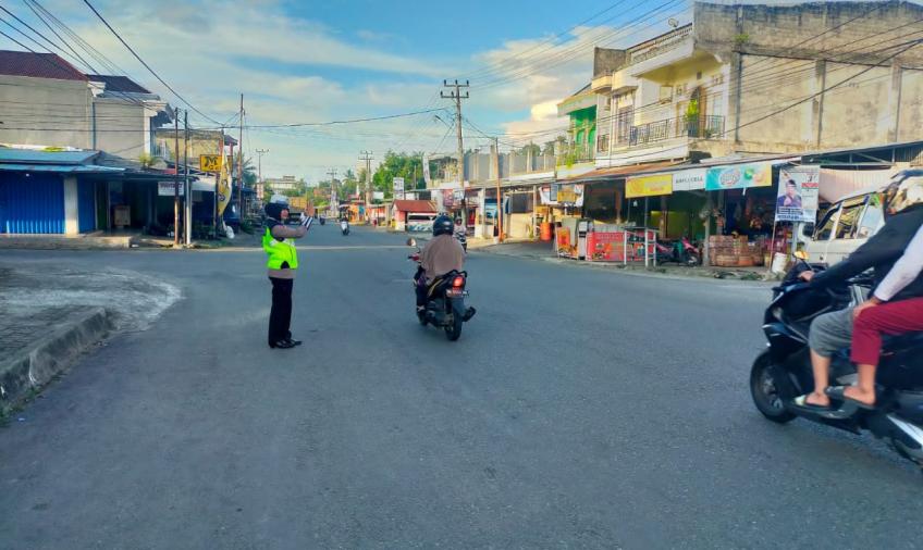 Pengaturan Arus Lalu lintas Pagi, Bentuk Pelayanan Prima Polres Bengkulu Selatan di Tengah Masyarakat