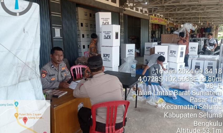 Sambangi Petugas Jaga KPU, Personel Polsek Seluma  Sampaikan Imbauan