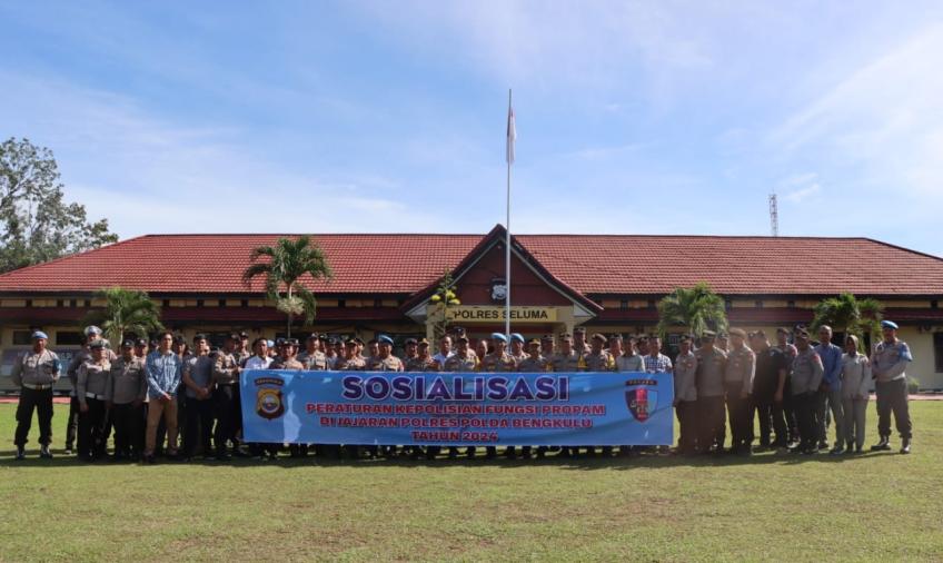 Seluma - Selasa, (16/01/2024) pukul 08.00 WIB Polres Seluma Polda Bengkulu melaksanakan sosialisasi peraturan kepolisian pembinaan etika profesi Polri serta pemeriksaan standar dan akreditas profesi polri polres seluma tahun 2023 dilapangan Mako Polres Seluma.  Kegiatan Sosialisasi tersebut diatas dipimpin oleh Kasubbid wabprof Kompol letjen Sihaloho, S.H., M.H didampingi anggota subbid Wabprof Bidpropam Polda Bengkulu.   Kegiatan sosialisasi peraturan kepolisian pembinaan etika profesi polri serta pemeriks